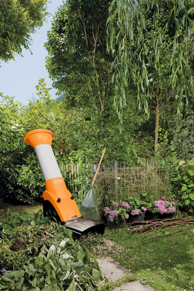 STIHL GHE 250 S Häcksler im Einsatz in einem grünen Garten