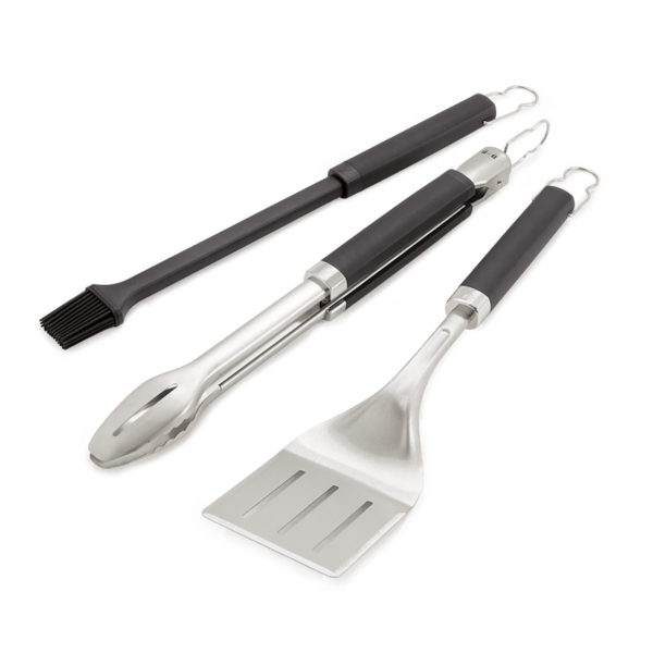 Weber Premium Grillbesteck-Set mit Zange Wender und Pinsel auf grünem Hintergrund
