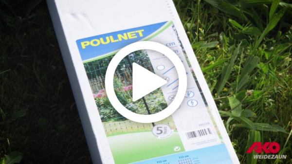 Verpackung eines grünen Geflügelnetzes auf Gras
