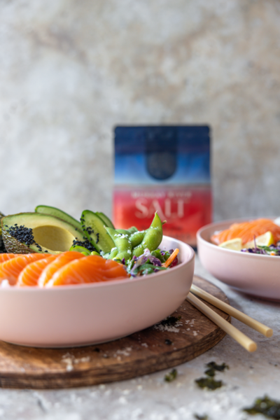 Zwei Schüsseln mit Sushi und Salat, Murray River Salt im Hintergrund
