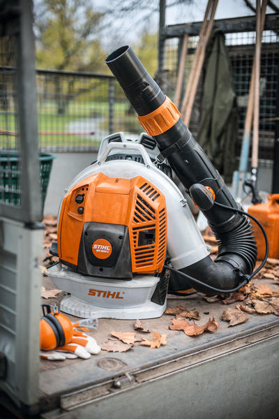 STIHL BR 800 C-E Laubbläser mit Schutzausrüstung auf metallischer Oberfläche