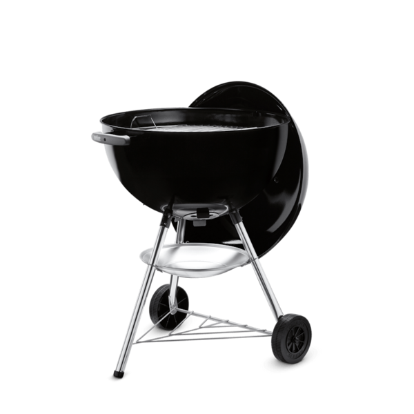 Schwarzer Bar-B-Kettle Grill mit offenem Deckel auf grünem Hintergrund