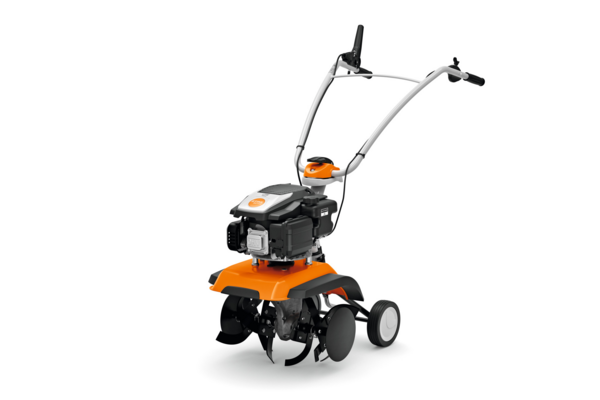STIHL MH 445 Motorhacke auf weißem Hintergrund mit sichtbaren Hackmessern und Transporträdern