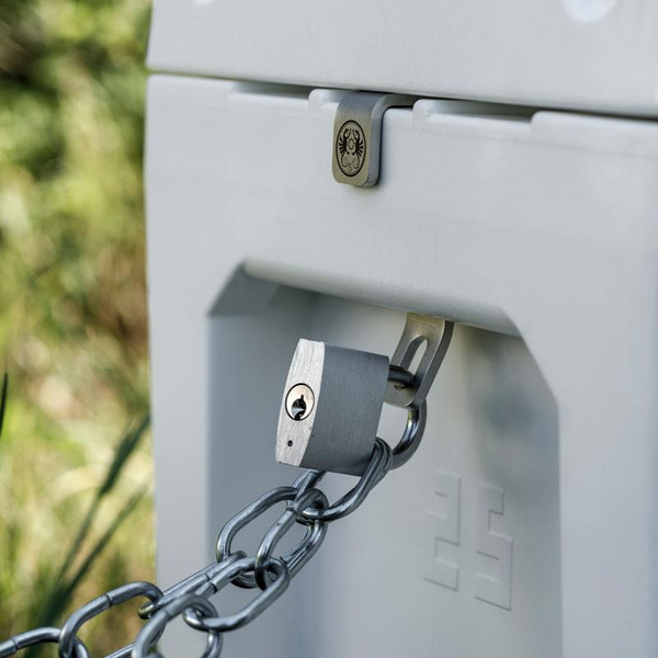 Schlosshalterung an Petromax Kühlbox in natürlicher Umgebung