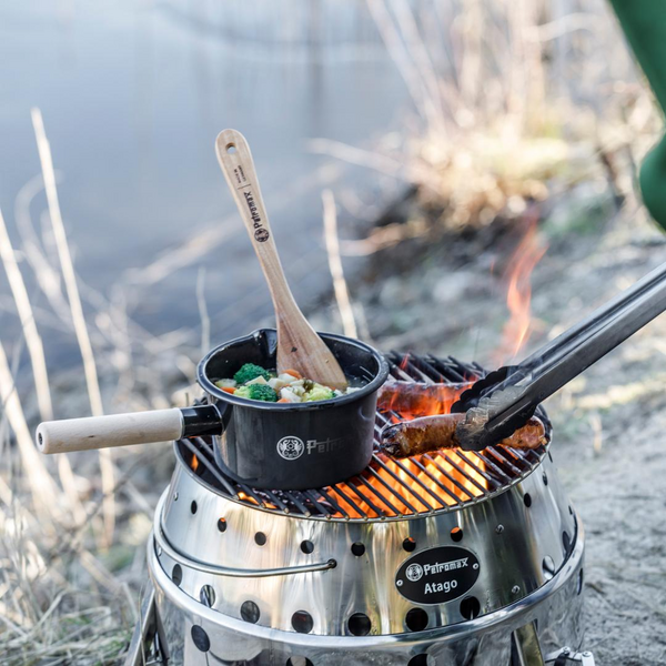 Petromax Emaille Stieltopf auf einem Atago Grill beim Outdoor-Kochen