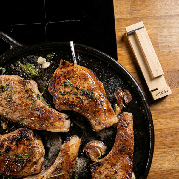 Gebratene Hähnchenschenkel in Pfanne mit MEATER Pro Thermometer