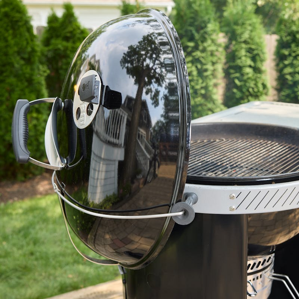 Weber Performer Premium Holzkohlegrill mit Thermometer und Rollwagen im Garten