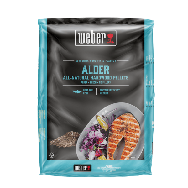 Weber SmokeFire Holzpellets Erle 8 kg Verpackung mit Fischgericht und Produktinformationen