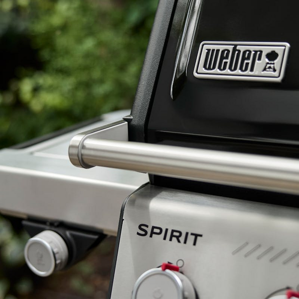 Nahaufnahme eines Weber SPIRIT EX-335 Gasgrills mit Fokus auf Bedienelemente und Markenlogo