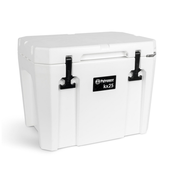Weiße Petromax Kühlbox KX25 mit schwarzen Verschlüssen und Logo