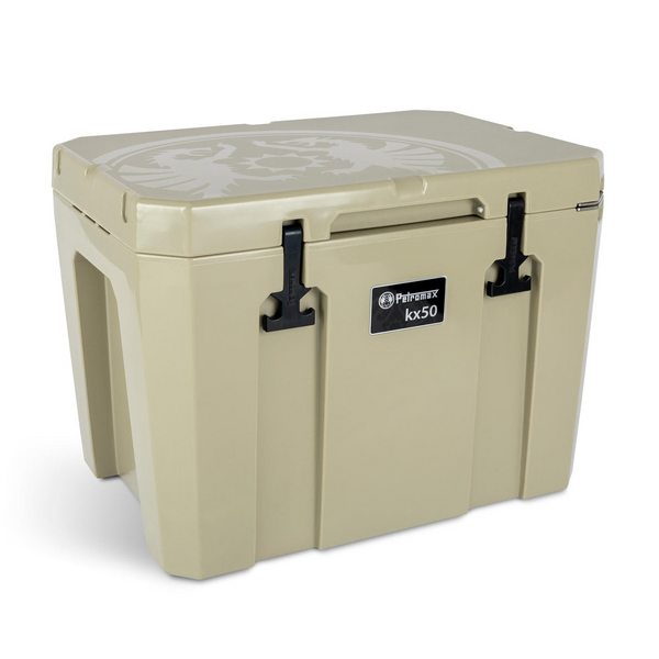 Olivfarbene Petromax Kühlbox KX50 mit robusten Verschlüssen und Logo