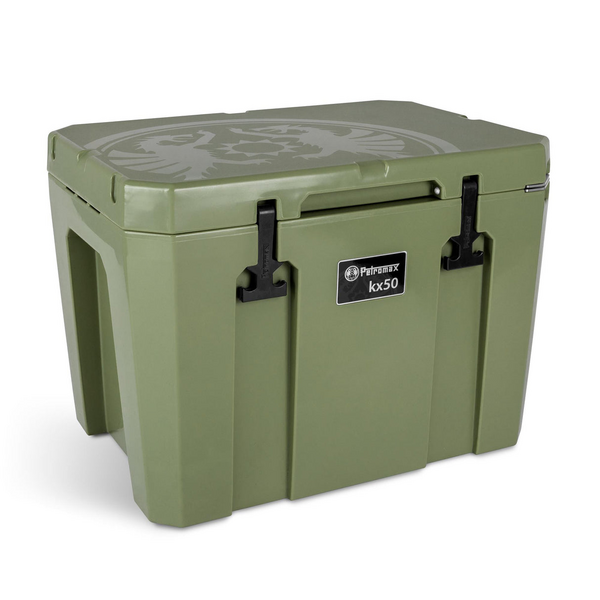 Olivgrüne Petromax Kühlbox KX50 mit robusten Verschlüssen und Markenlogo