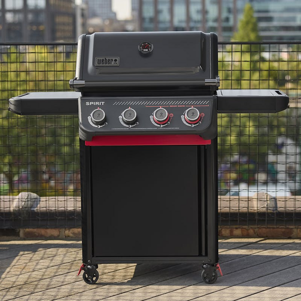 Weber Spirit E-425C STEALTH Gasgrill auf Terrasse mit Stadtblick