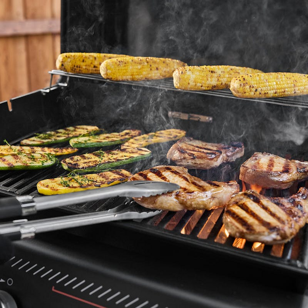 Weber Spirit E-425C STEALTH Gasgrill mit gegrilltem Mais, Zucchini und Fleisch