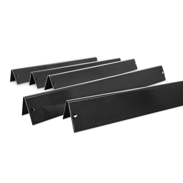 Set von fünf schwarzen porzellanemaillierten Weber Flavorizer Bars auf dunkelgrünem Hintergrund