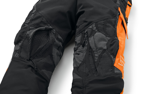 Detailansicht der STIHL Bundhose ADVANCE X-TREEm mit Fokus auf Material und Design