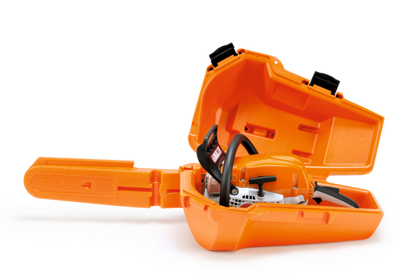 STIHL Motorsägenkoffer in Orange mit eingelagerter Benzin-Motorsäge auf weißem Hintergrund