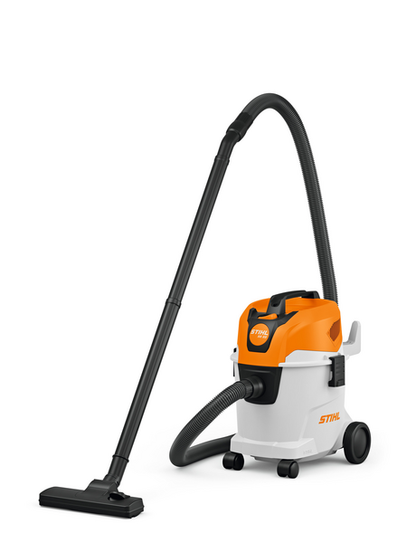 Stihl SE 33 Nass- und Trockensauger in Weiß und Orange mit flexiblem Saugschlauch und drehbaren Rädern