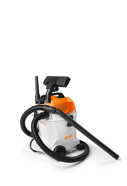 Stihl SE 33 Nass- und Trockensauger auf weißem Hintergrund mit Zubehör