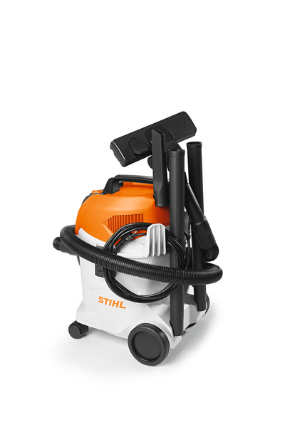 Stihl SE 33 Nass- und Trockensauger mit Zubehör auf einfarbigem Hintergrund