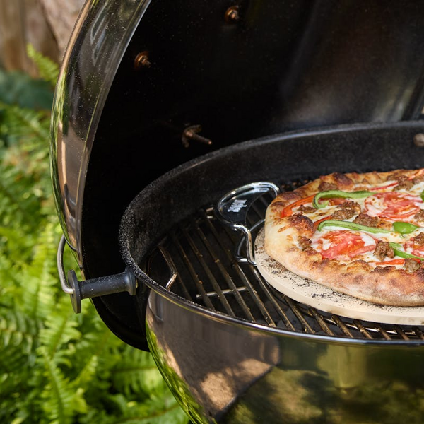 Weber Master-Touch Grill mit Pizza im Garten