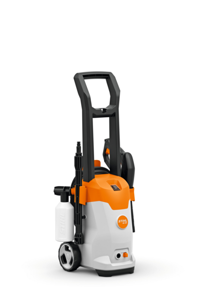 STIHL RE 80 Elektro-Hochdruckreiniger in Studioansicht mit integriertem Fahrwerk und Zubehör