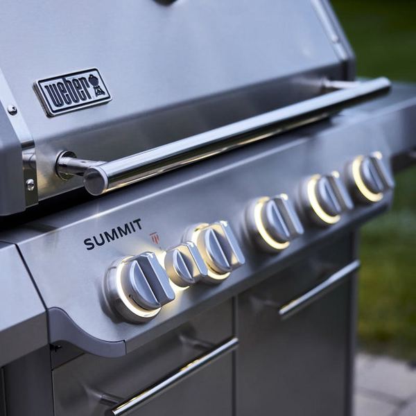 Detailansicht des Weber Summit FS38 S Gasgrills mit Fokus auf Bedienelemente und Logo