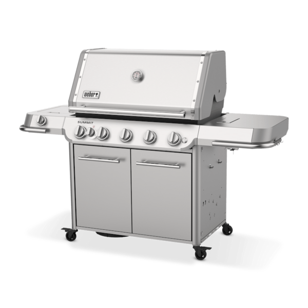 Weber Summit FS38 S Gasgrill aus Edelstahl mit geöffnetem Deckel und Seitentischen