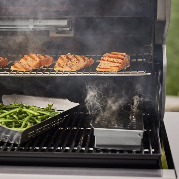 Weber Summit FS38 S Gasgrill mit Lachs und grünen Bohnen beim Grillen