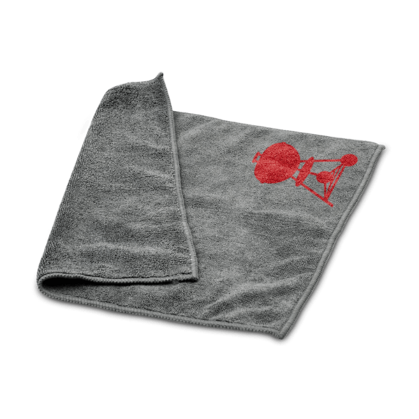 Graues Mikrofasertuch mit rotem Grill-Logo auf grünem Hintergrund