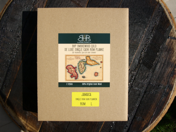 Verpackung von BHP Smokewood Gold Rum auf einem alten Holzfass