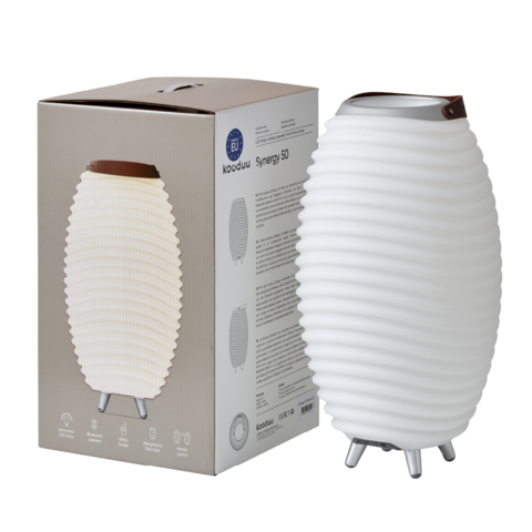 Kooduu Synergy 50 2.0 neben seiner Verpackung, zeigt Funktionen als Lampe, Lautsprecher und Kühler