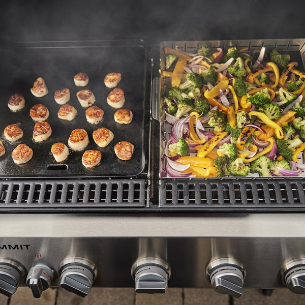 Weber Summit FS38 E Gasgrill mit Jakobsmuscheln und buntem Gemüse in Aktion