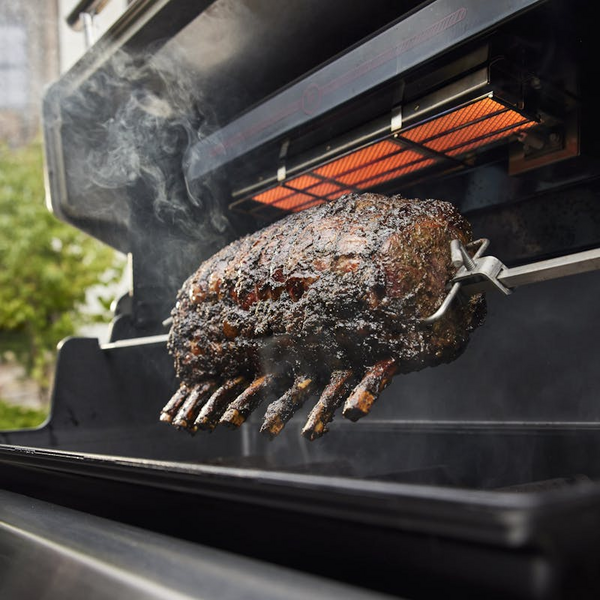 Weber Summit FS38 E Gasgrill mit gegrilltem Fleisch auf Drehspieß
