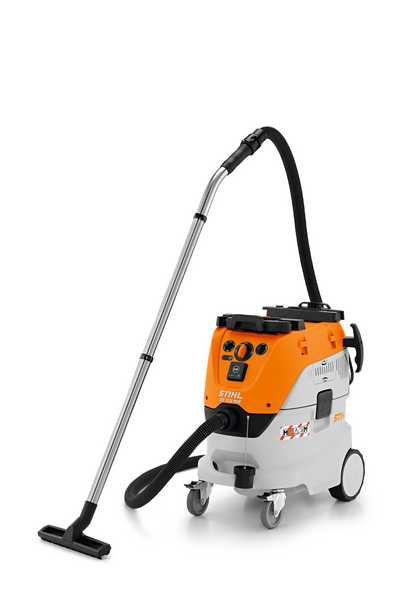 Stihl SE 133 ME Elektro-Nass- und Trockensauger in Orange und Weiß mit flexiblem Schlauch und Rollen