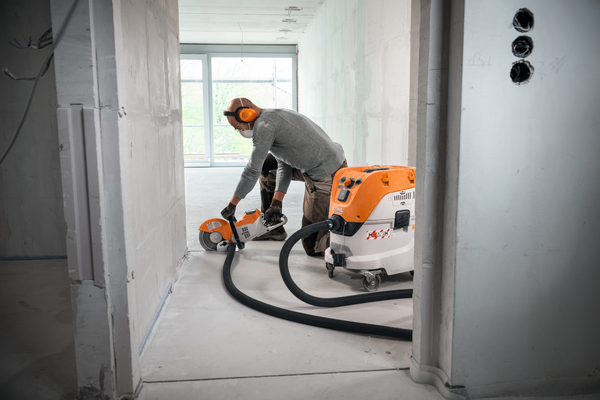 Arbeiter verwendet Stihl Nass- und Trockensauger auf Baustelle