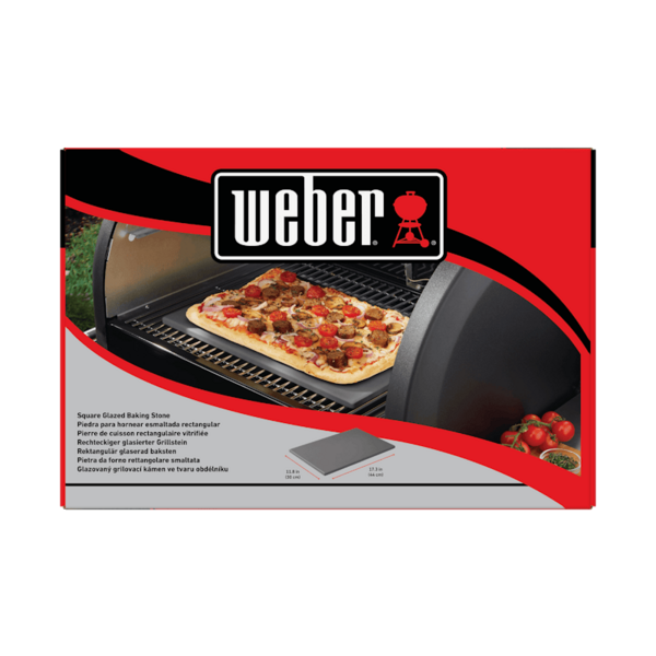 Weber glasierter Pizzastein im Grill mit frisch gebackener Pizza und frischen Tomaten daneben