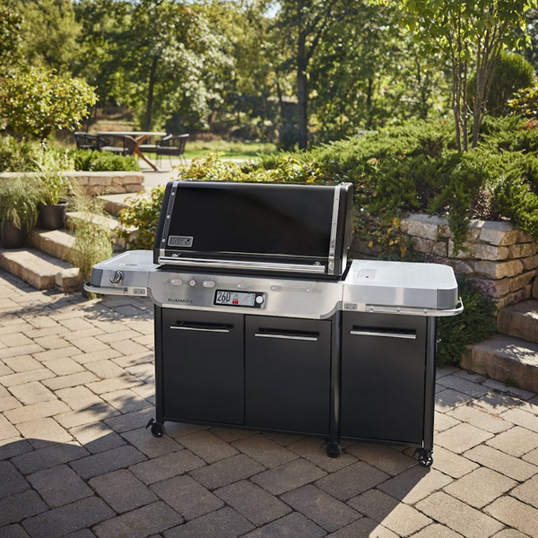 Weber Summit FS38X E Smart Grill in einem Garten