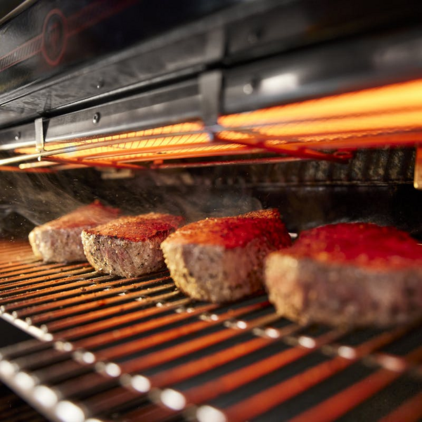 Steaks auf Weber Summit FS38X E Smart Grill mit leuchtenden Brennern