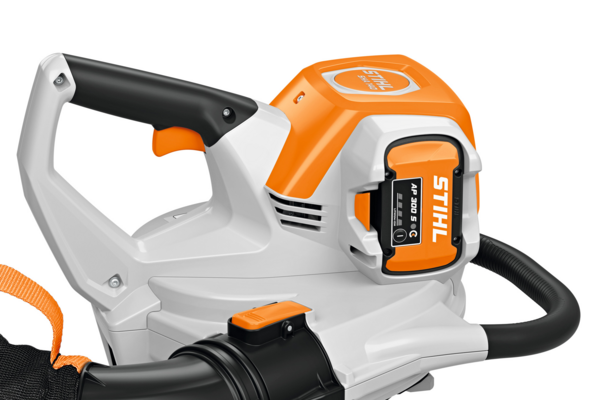 STIHL SHA 140 Akku-Saughäcksler in Weiß und Orange mit sichtbarem AP 300 S Akku