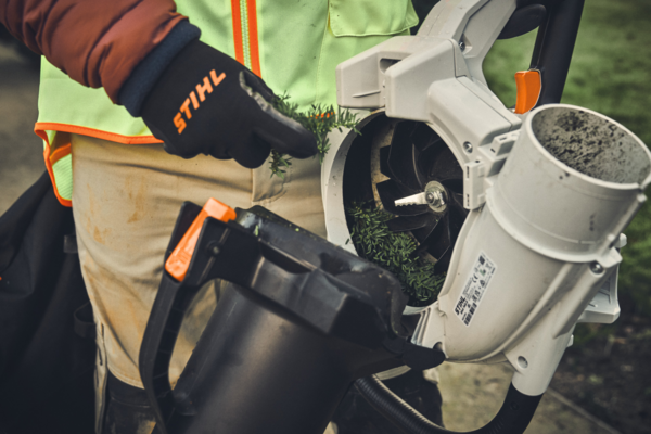Professioneller Einsatz eines STIHL Akku-Saughäckslers auf einer Grasfläche