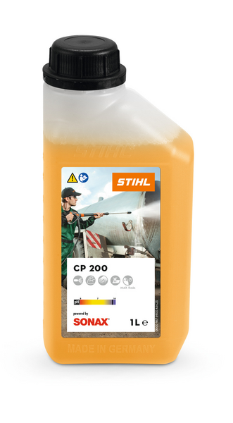 STIHL Universalreiniger Profi CP 200 in 1-Liter-Flasche mit Hochdruckreinigung im Hintergrund