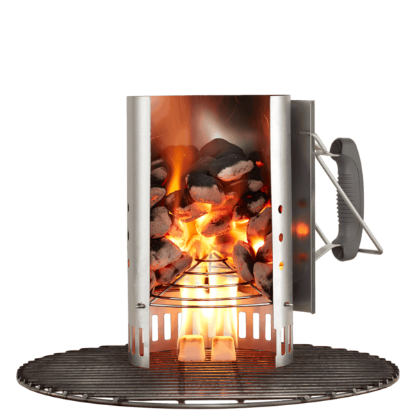 Weber Anzündkamin Rapidfire mit glühenden Kohlen und sichtbaren Flammen