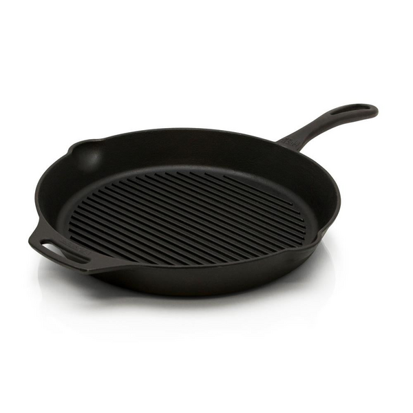 Petromax Grill-Feuerpfanne gp30 aus Gusseisen mit geriffelter Oberfläche auf weißem Hintergrund