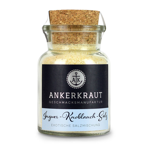 Glasgefäß mit Ankerkraut Ingwer-Knoblauch Salz auf neutralem Hintergrund