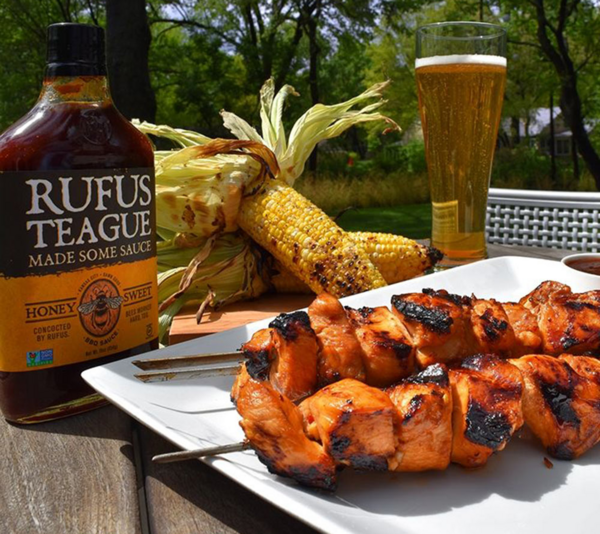 Grillteller mit Hähnchenspießen und Rufus Teague BBQ Sauce im Garten
