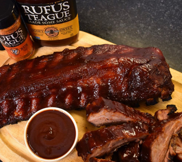 Gegrillte Rippchen mit Rufus Teague BBQ Sauce auf Holzbrett