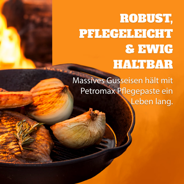 Gusseisen Grill-Feuerpfanne mit Steak und Zwiebeln über offenem Feuer