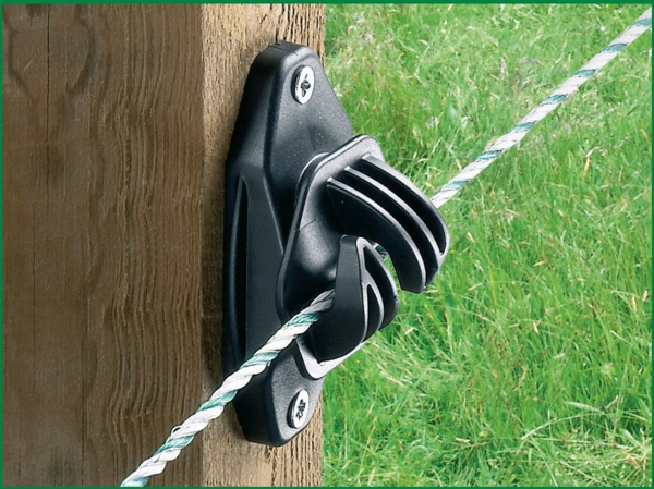 Schwarzer EASYCord Seilisolator montiert an Holzpfosten mit grün-weißem Seil