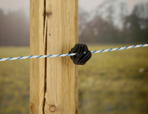 Schwarzer EASYCord Seilisolator an einem Holzpfosten mit blau-weißem Seil im Freien